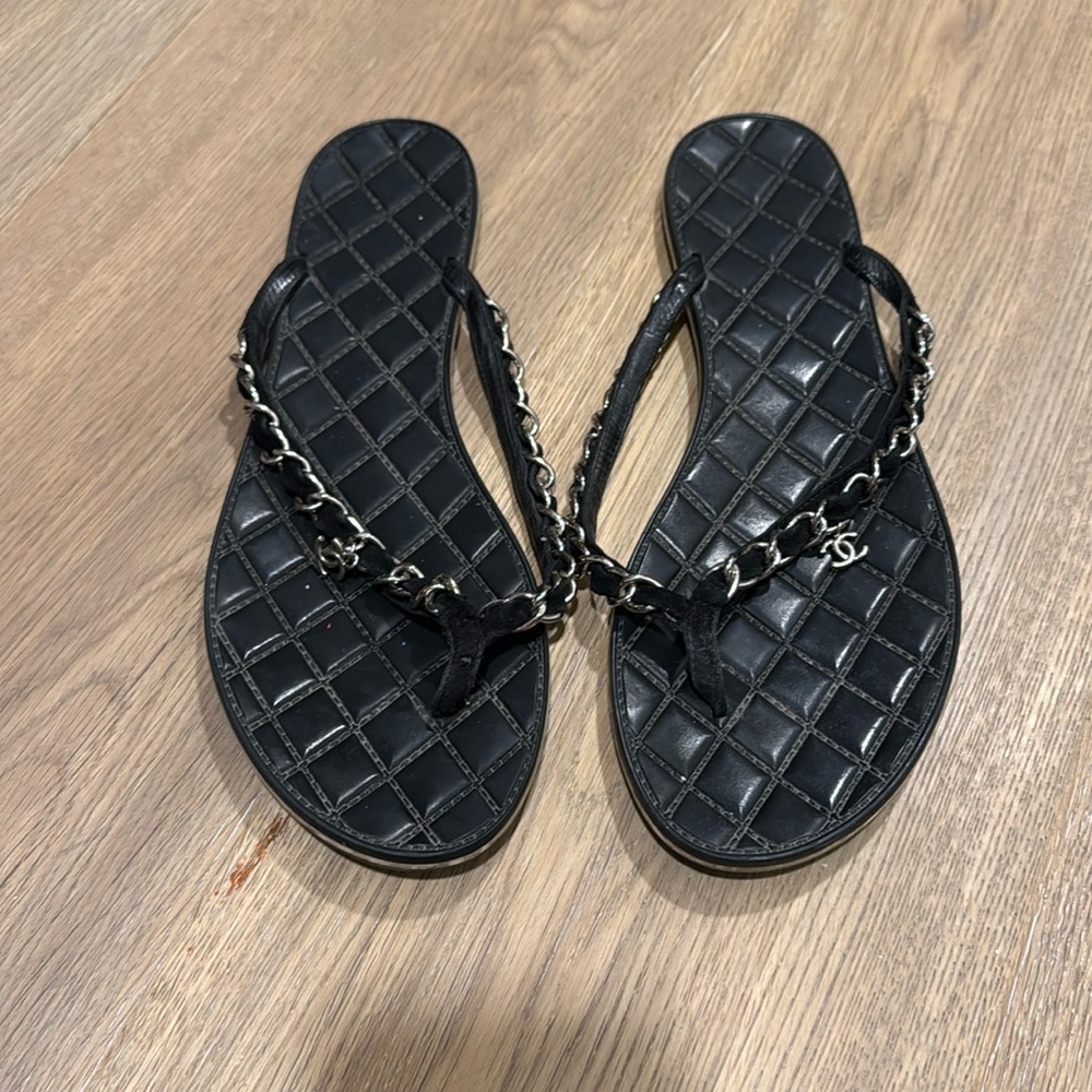 Chanel leather sandal chain logo flip flop
Size 40